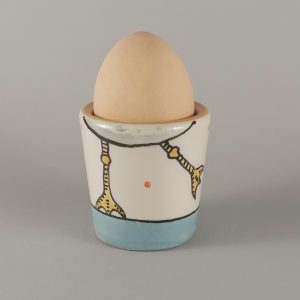 Színes állatos tojástartó csirkeláb dekorral