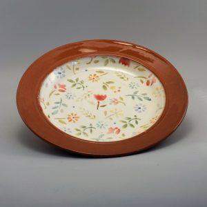Lapos tányér színes virágmintával
