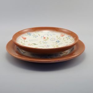 Kerámia tál és hozzá illő tányér színes virágmintával