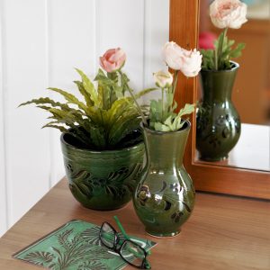 Zöld vésett kaspó és bokály-váza párban