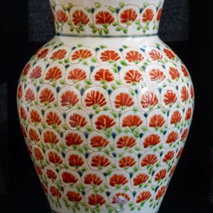 Váza piros szegfű dekorral – nagy